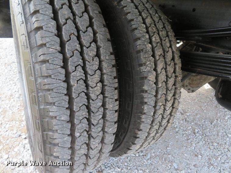 image for item DI2005 2002 Chevrolet Silverado 3500 Ext. Cab flatbed pickup truck