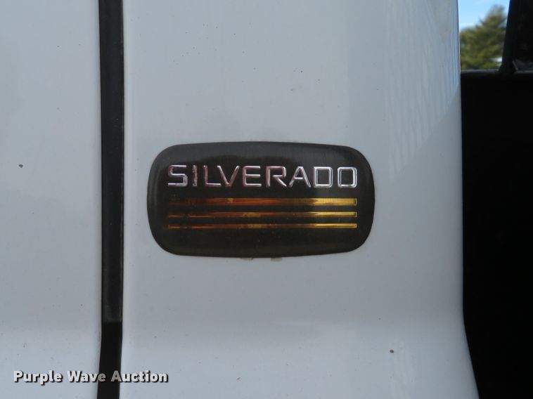 image for item DI2005 2002 Chevrolet Silverado 3500 Ext. Cab flatbed pickup truck