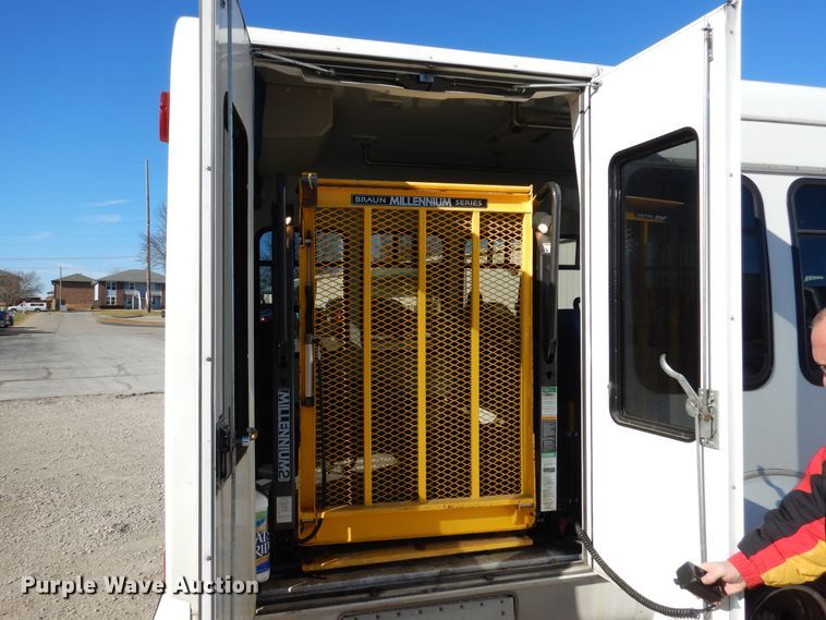 image for item EK9130 2011 Ford E350 Super Duty Star Tran shuttle bus