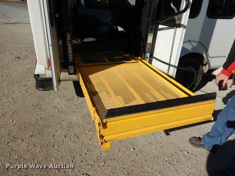 image for item EK9130 2011 Ford E350 Super Duty Star Tran shuttle bus