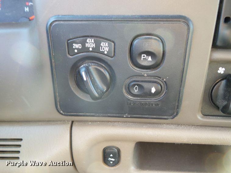 image for item EM9862 2004 Ford F250 Super Duty SuperCab pickup truck