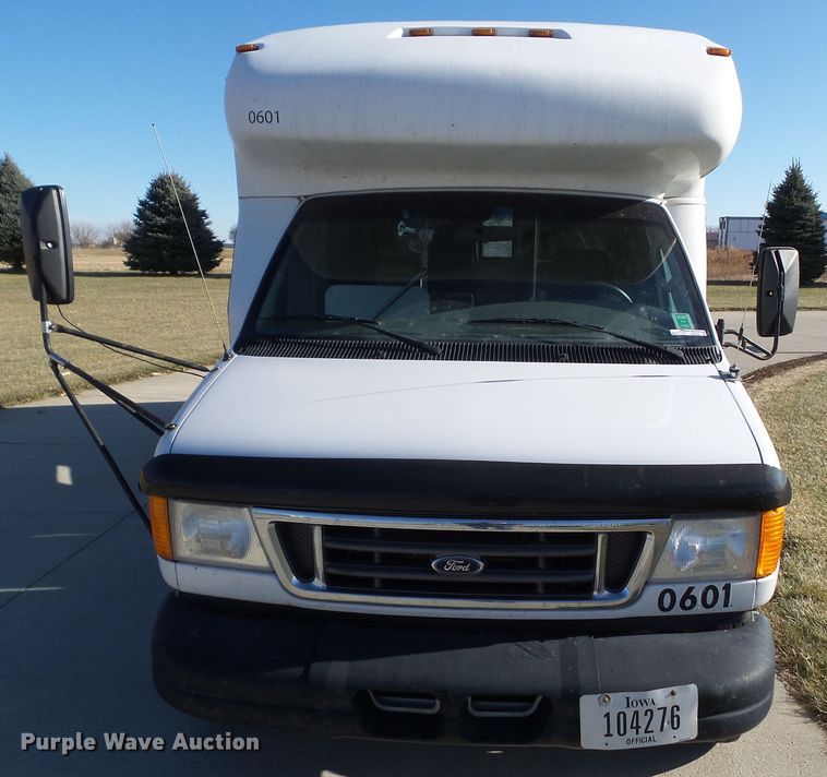 image for item EM9866 2005 Ford Econoline E450 Supreme BSSN22 shuttle bus
