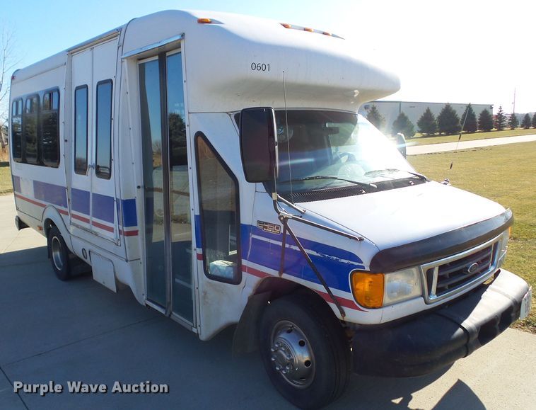 image for item EM9866 2005 Ford Econoline E450 Supreme BSSN22 shuttle bus