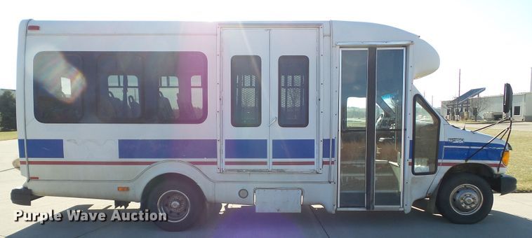 image for item EM9866 2005 Ford Econoline E450 Supreme BSSN22 shuttle bus