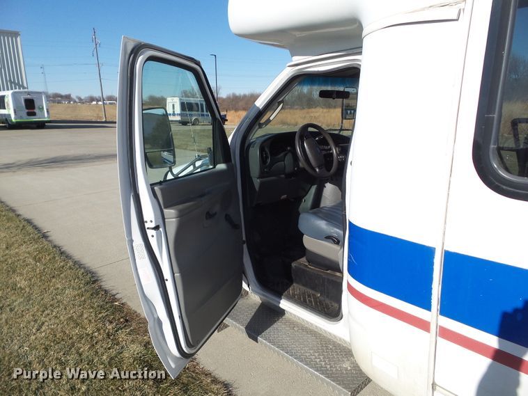 image for item EM9866 2005 Ford Econoline E450 Supreme BSSN22 shuttle bus