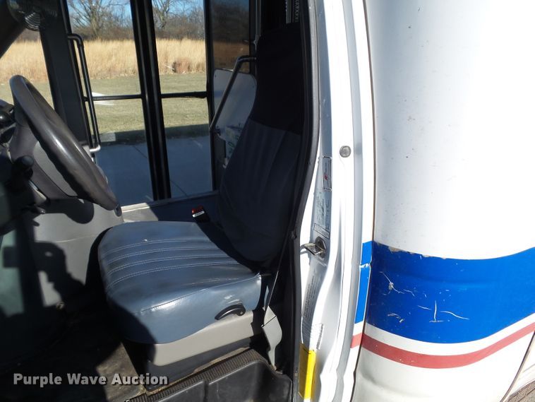 image for item EM9866 2005 Ford Econoline E450 Supreme BSSN22 shuttle bus