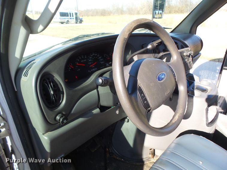 image for item EM9866 2005 Ford Econoline E450 Supreme BSSN22 shuttle bus