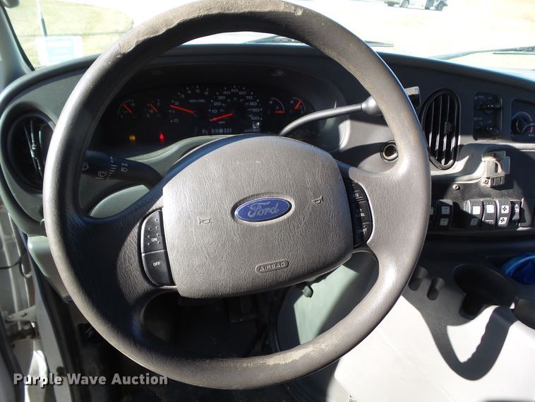 image for item EM9866 2005 Ford Econoline E450 Supreme BSSN22 shuttle bus