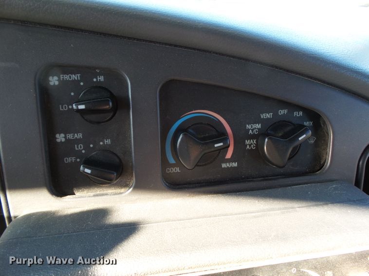 image for item EM9866 2005 Ford Econoline E450 Supreme BSSN22 shuttle bus