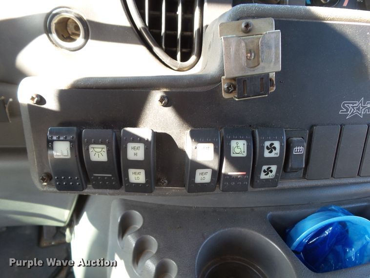 image for item EM9866 2005 Ford Econoline E450 Supreme BSSN22 shuttle bus