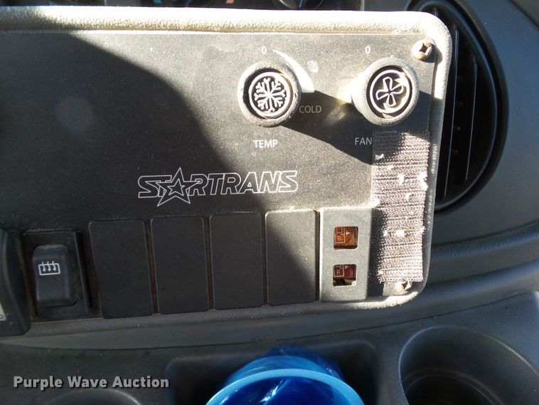 image for item EM9866 2005 Ford Econoline E450 Supreme BSSN22 shuttle bus