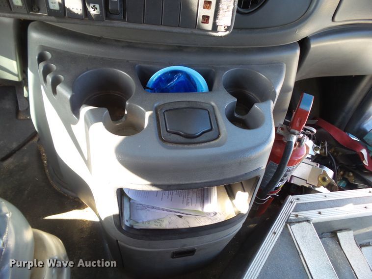 image for item EM9866 2005 Ford Econoline E450 Supreme BSSN22 shuttle bus