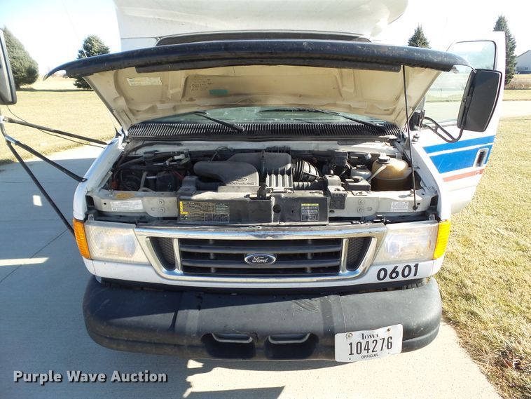 image for item EM9866 2005 Ford Econoline E450 Supreme BSSN22 shuttle bus