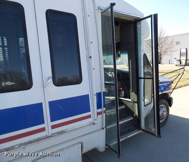 image for item EM9866 2005 Ford Econoline E450 Supreme BSSN22 shuttle bus