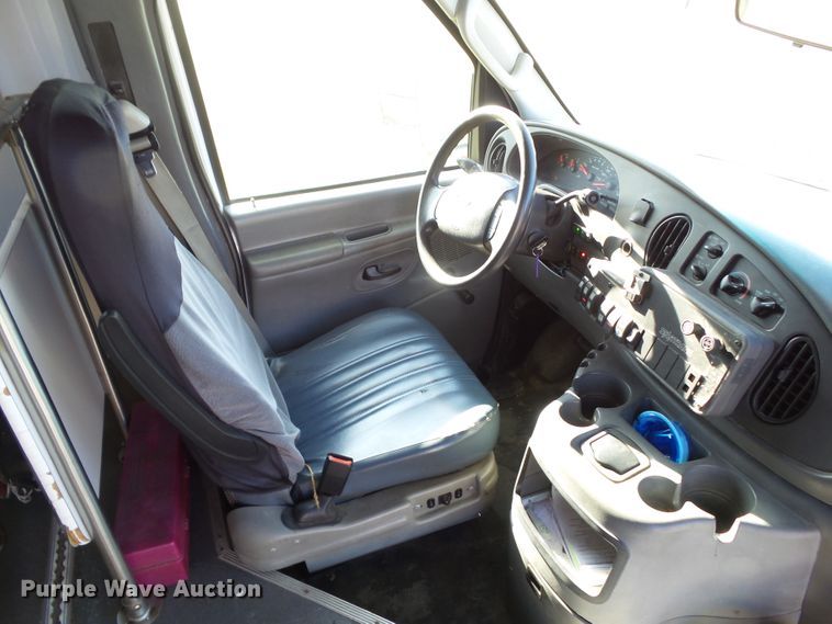 image for item EM9866 2005 Ford Econoline E450 Supreme BSSN22 shuttle bus