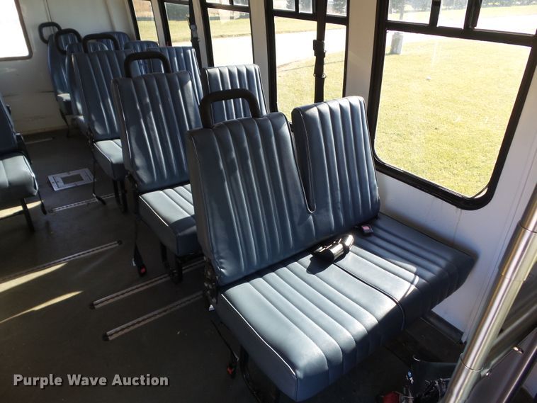 image for item EM9866 2005 Ford Econoline E450 Supreme BSSN22 shuttle bus