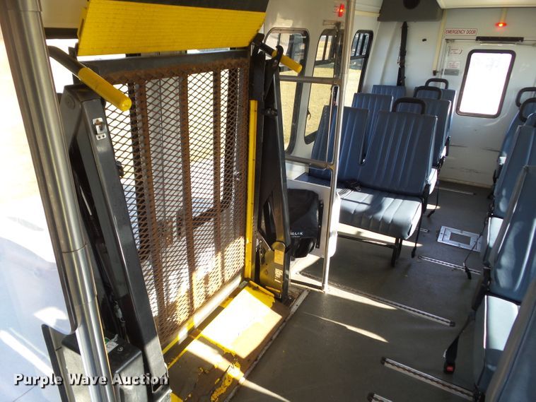 image for item EM9866 2005 Ford Econoline E450 Supreme BSSN22 shuttle bus