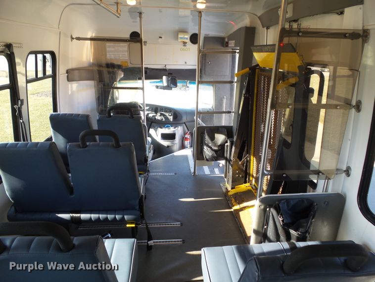 image for item EM9866 2005 Ford Econoline E450 Supreme BSSN22 shuttle bus