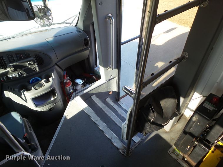 image for item EM9866 2005 Ford Econoline E450 Supreme BSSN22 shuttle bus