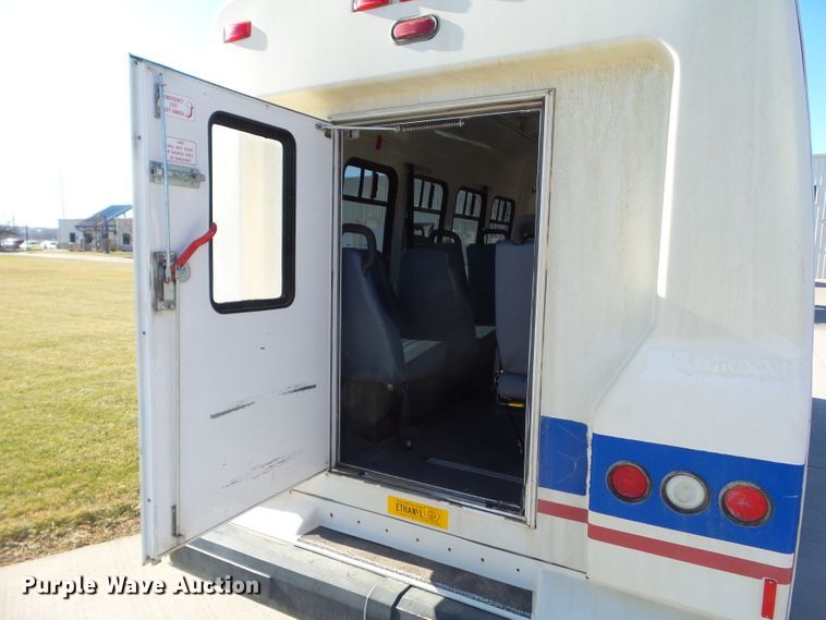 image for item EM9866 2005 Ford Econoline E450 Supreme BSSN22 shuttle bus