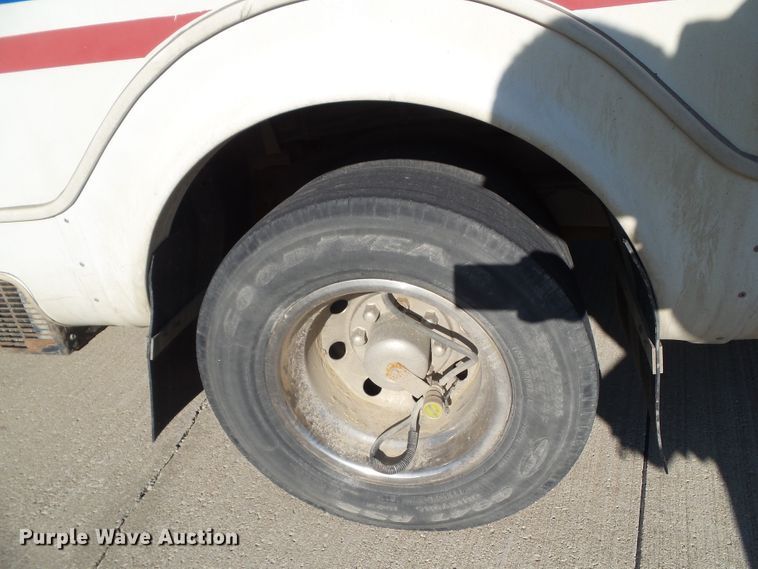 image for item EM9866 2005 Ford Econoline E450 Supreme BSSN22 shuttle bus