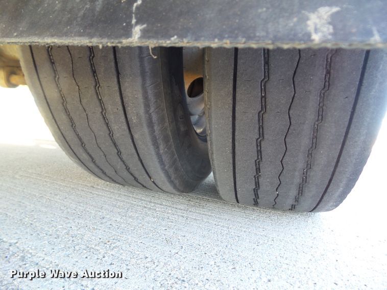 image for item EM9866 2005 Ford Econoline E450 Supreme BSSN22 shuttle bus