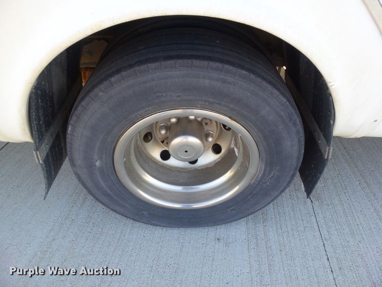 image for item EM9866 2005 Ford Econoline E450 Supreme BSSN22 shuttle bus