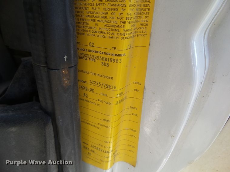 image for item EM9866 2005 Ford Econoline E450 Supreme BSSN22 shuttle bus