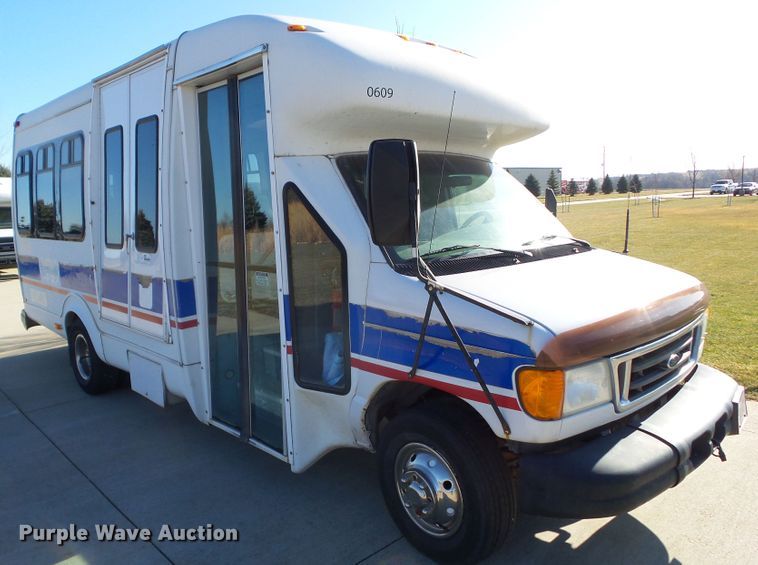 image for item EM9867 2006 Ford Econoline E450 Supreme BSSN22 shuttle bus