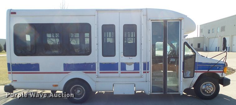 image for item EM9867 2006 Ford Econoline E450 Supreme BSSN22 shuttle bus