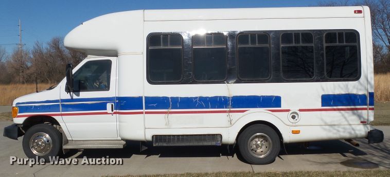 image for item EM9867 2006 Ford Econoline E450 Supreme BSSN22 shuttle bus