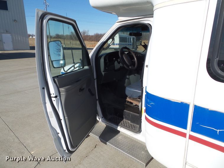 image for item EM9867 2006 Ford Econoline E450 Supreme BSSN22 shuttle bus