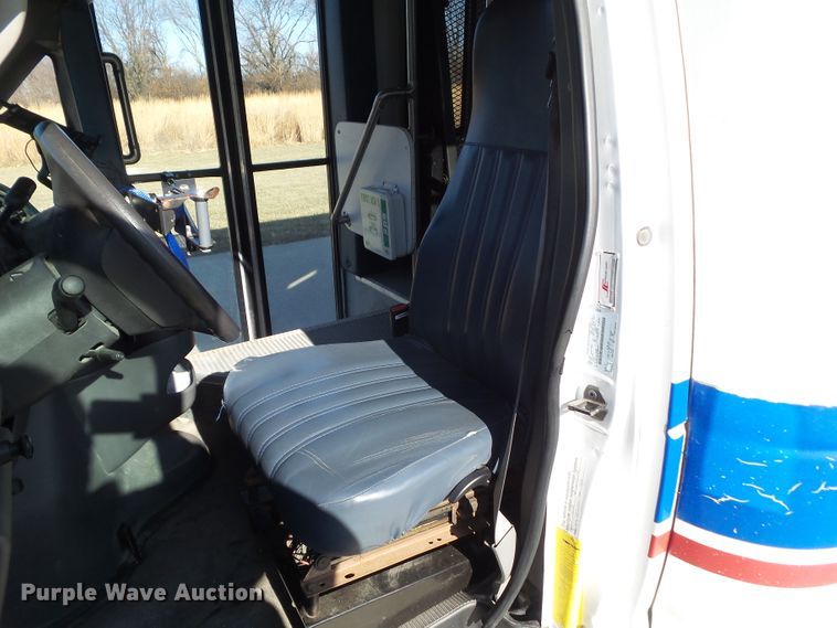 image for item EM9867 2006 Ford Econoline E450 Supreme BSSN22 shuttle bus