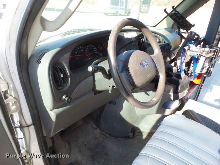 image for item EM9867 2006 Ford Econoline E450 Supreme BSSN22 shuttle bus