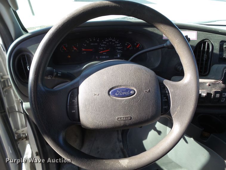 image for item EM9867 2006 Ford Econoline E450 Supreme BSSN22 shuttle bus