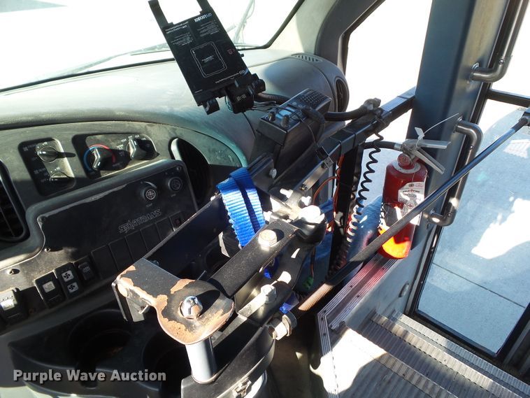 image for item EM9867 2006 Ford Econoline E450 Supreme BSSN22 shuttle bus