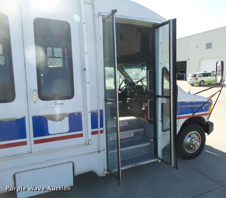 image for item EM9867 2006 Ford Econoline E450 Supreme BSSN22 shuttle bus