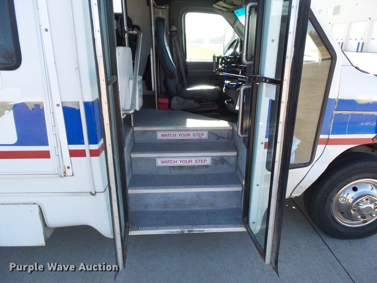 image for item EM9867 2006 Ford Econoline E450 Supreme BSSN22 shuttle bus