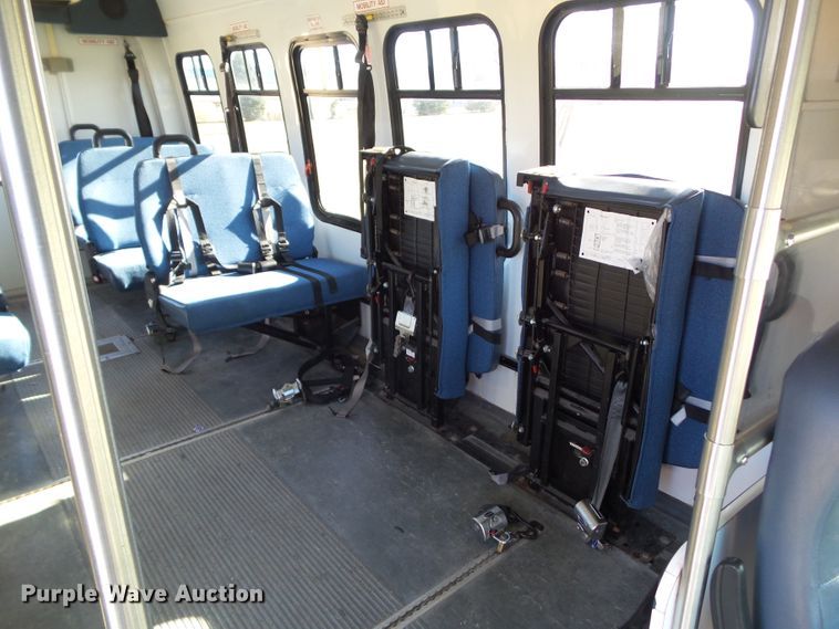 image for item EM9867 2006 Ford Econoline E450 Supreme BSSN22 shuttle bus