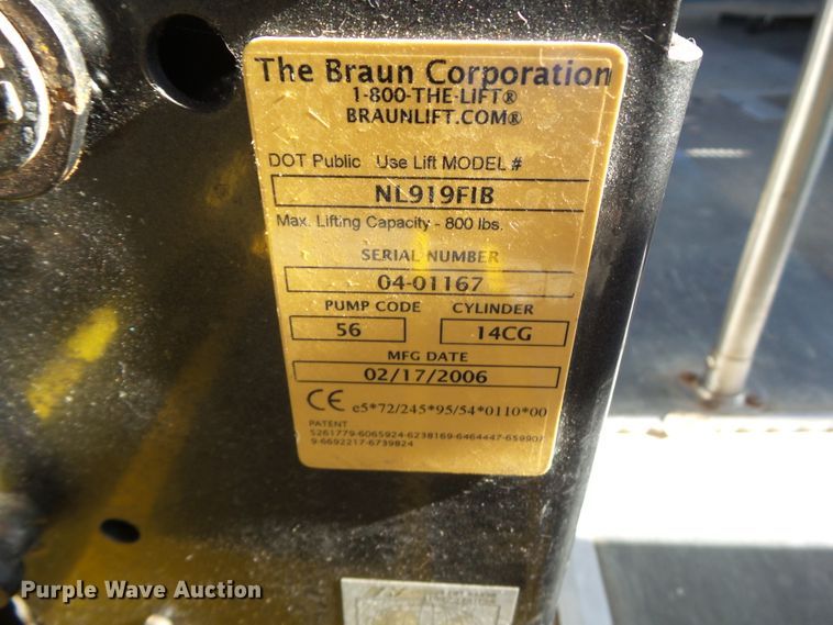 image for item EM9867 2006 Ford Econoline E450 Supreme BSSN22 shuttle bus