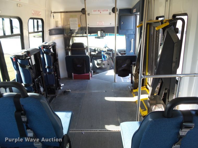 image for item EM9867 2006 Ford Econoline E450 Supreme BSSN22 shuttle bus