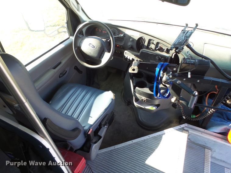 image for item EM9867 2006 Ford Econoline E450 Supreme BSSN22 shuttle bus
