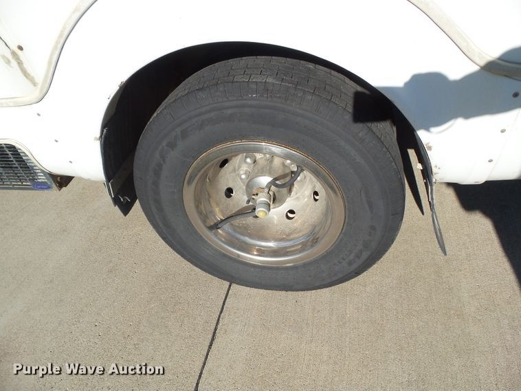 image for item EM9867 2006 Ford Econoline E450 Supreme BSSN22 shuttle bus