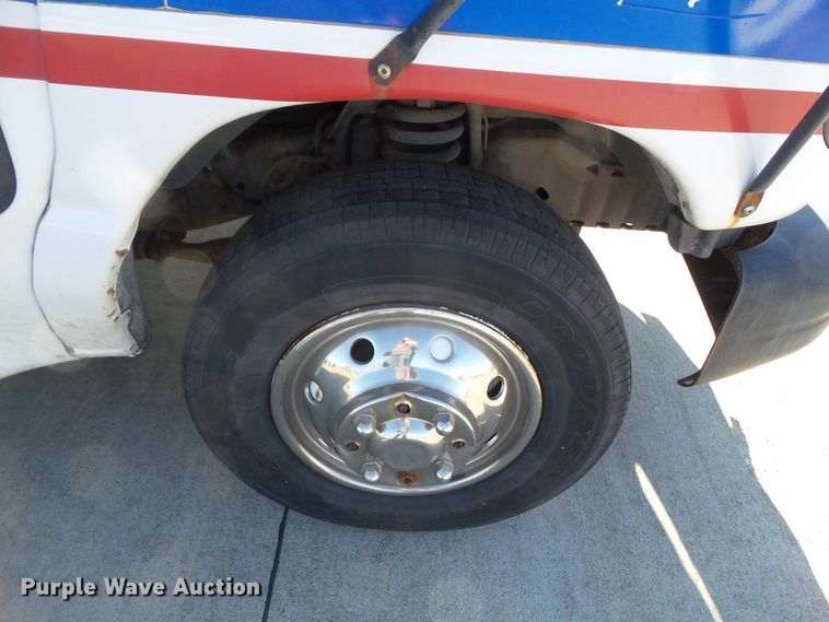 image for item EM9867 2006 Ford Econoline E450 Supreme BSSN22 shuttle bus