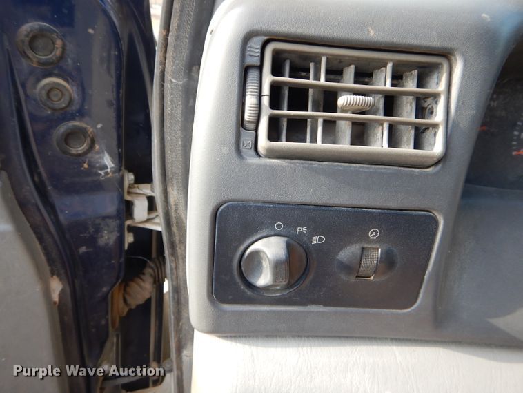 image for item EY9327 2002 Ford F450 Super Duty flatbed truck