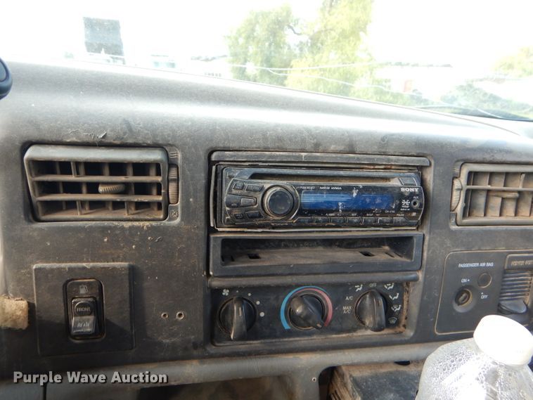 image for item EY9327 2002 Ford F450 Super Duty flatbed truck