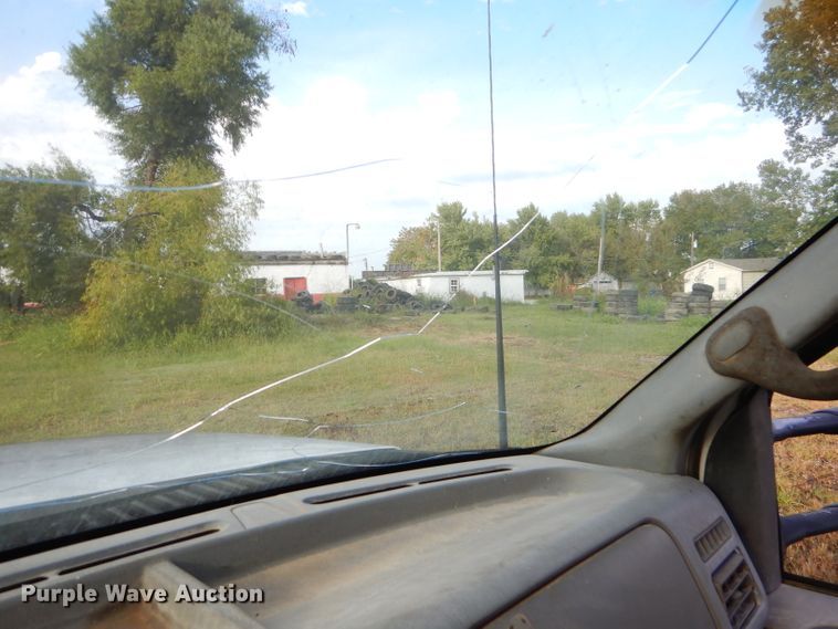 image for item EY9327 2002 Ford F450 Super Duty flatbed truck