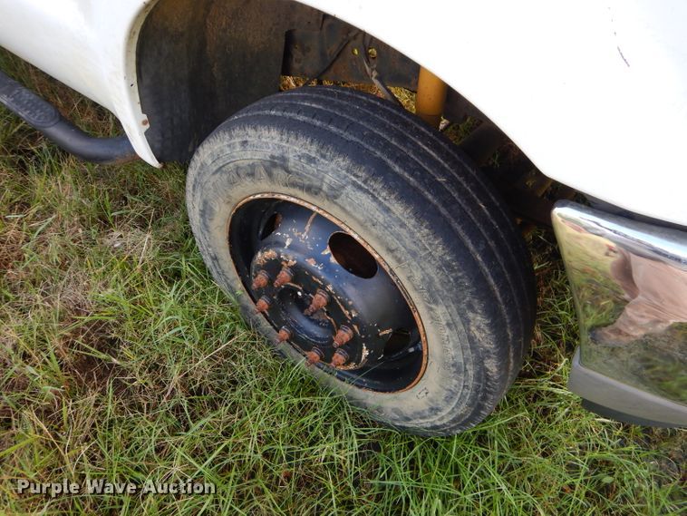 image for item EY9327 2002 Ford F450 Super Duty flatbed truck