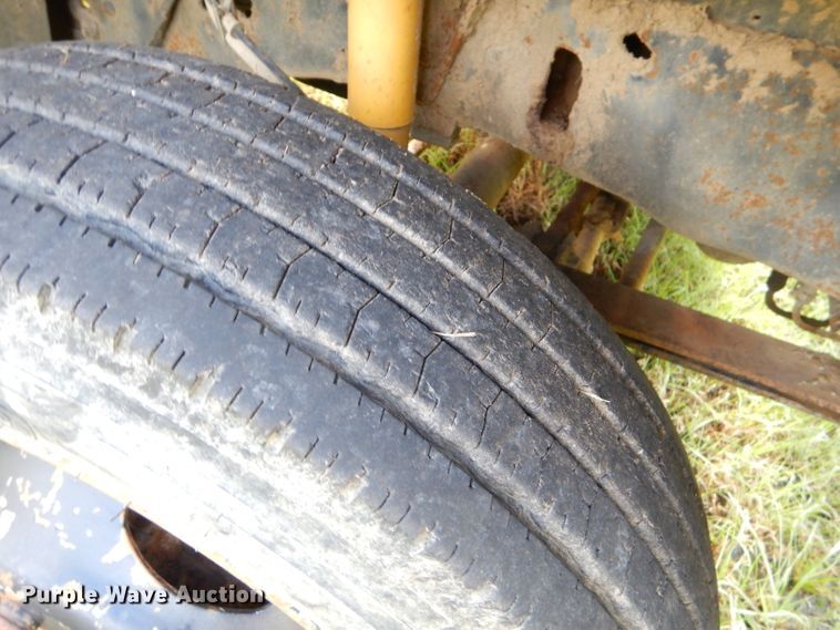 image for item EY9327 2002 Ford F450 Super Duty flatbed truck