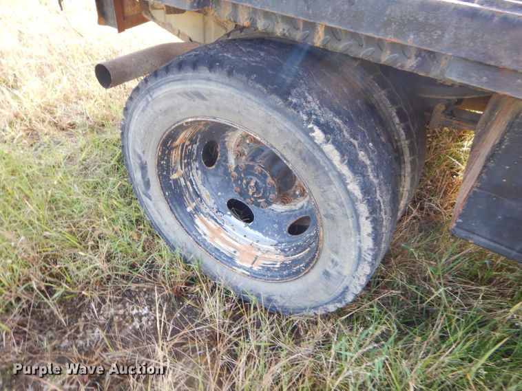 image for item EY9327 2002 Ford F450 Super Duty flatbed truck